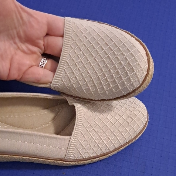 Like new! Grasshoppers Beige stretchy knit Slip-On espadrille wedges, sz 7.5 - Picture 8 of 8